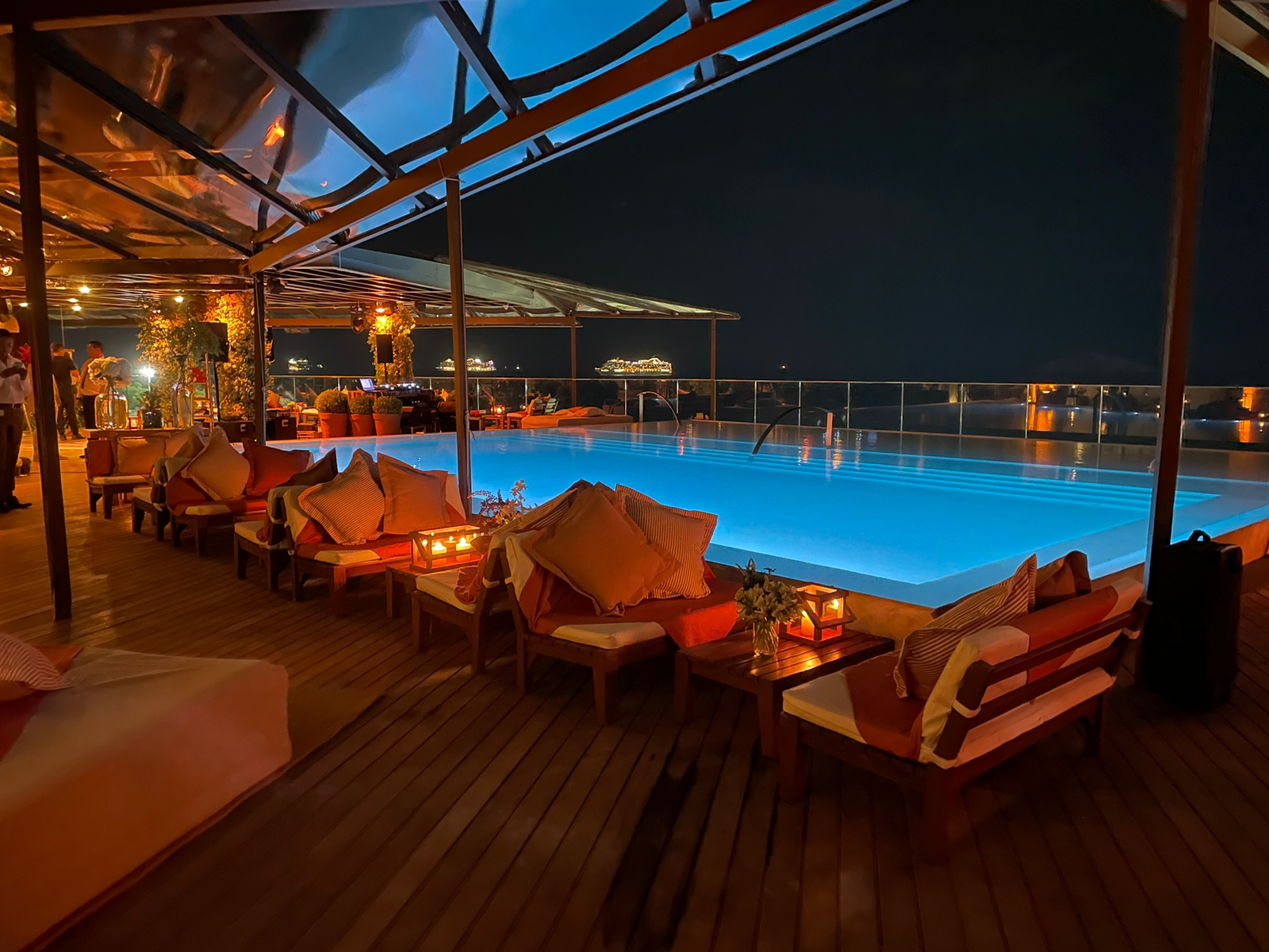 Ambiente decorado com piscina